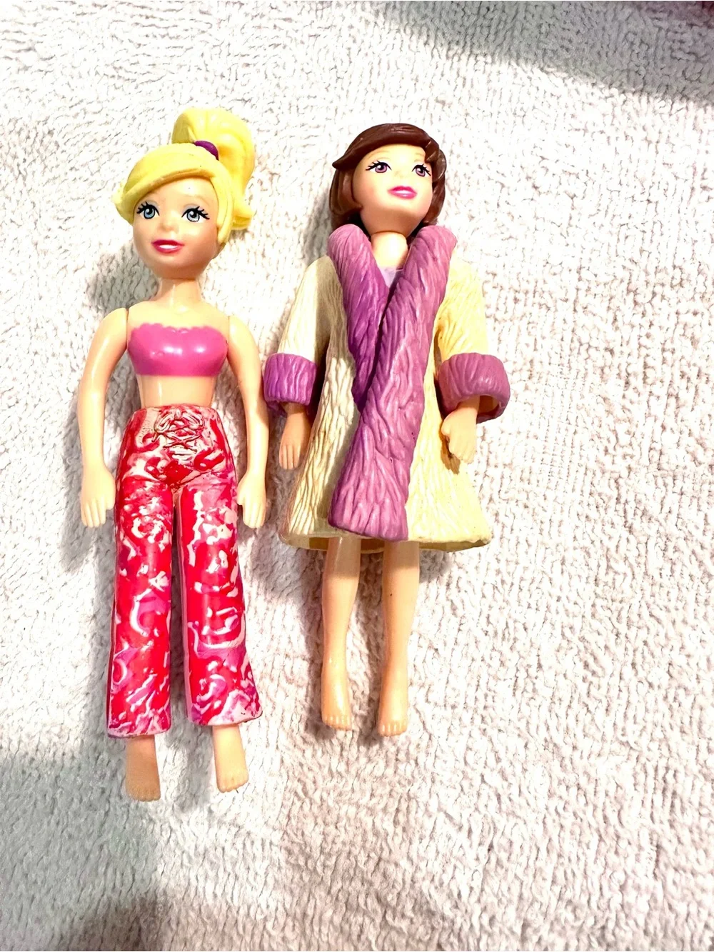 Vintage 7- Assorted Polly Pocket  dolls with case